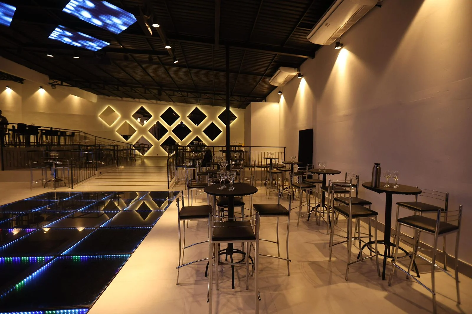 Mesas bistrô e pista de dança de LED