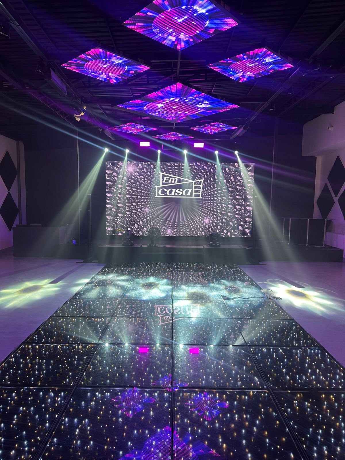 Pista de dança iluminada com painel de LED e logotipo